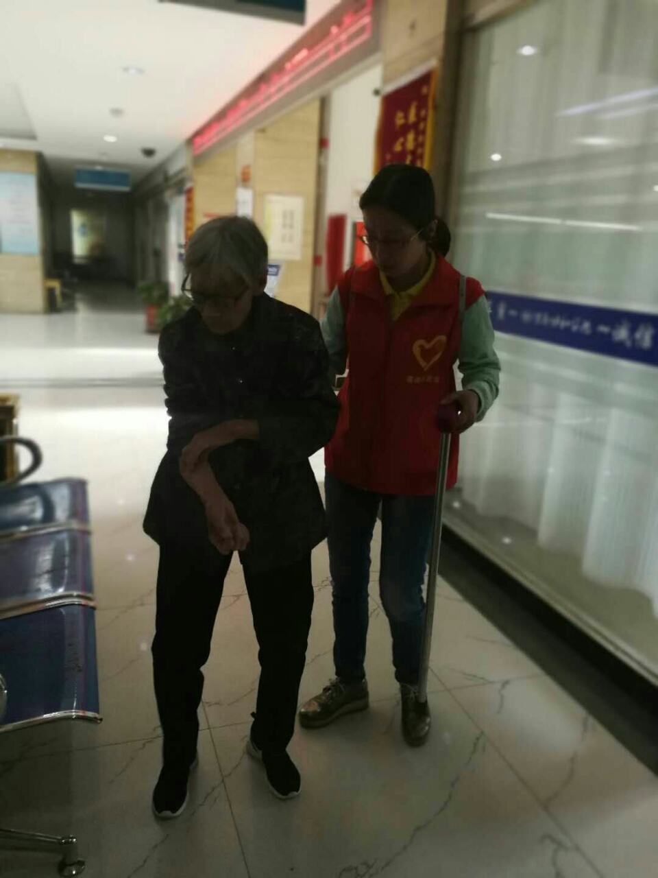 5.2专家义诊进社区 志愿者用心服务活动总结