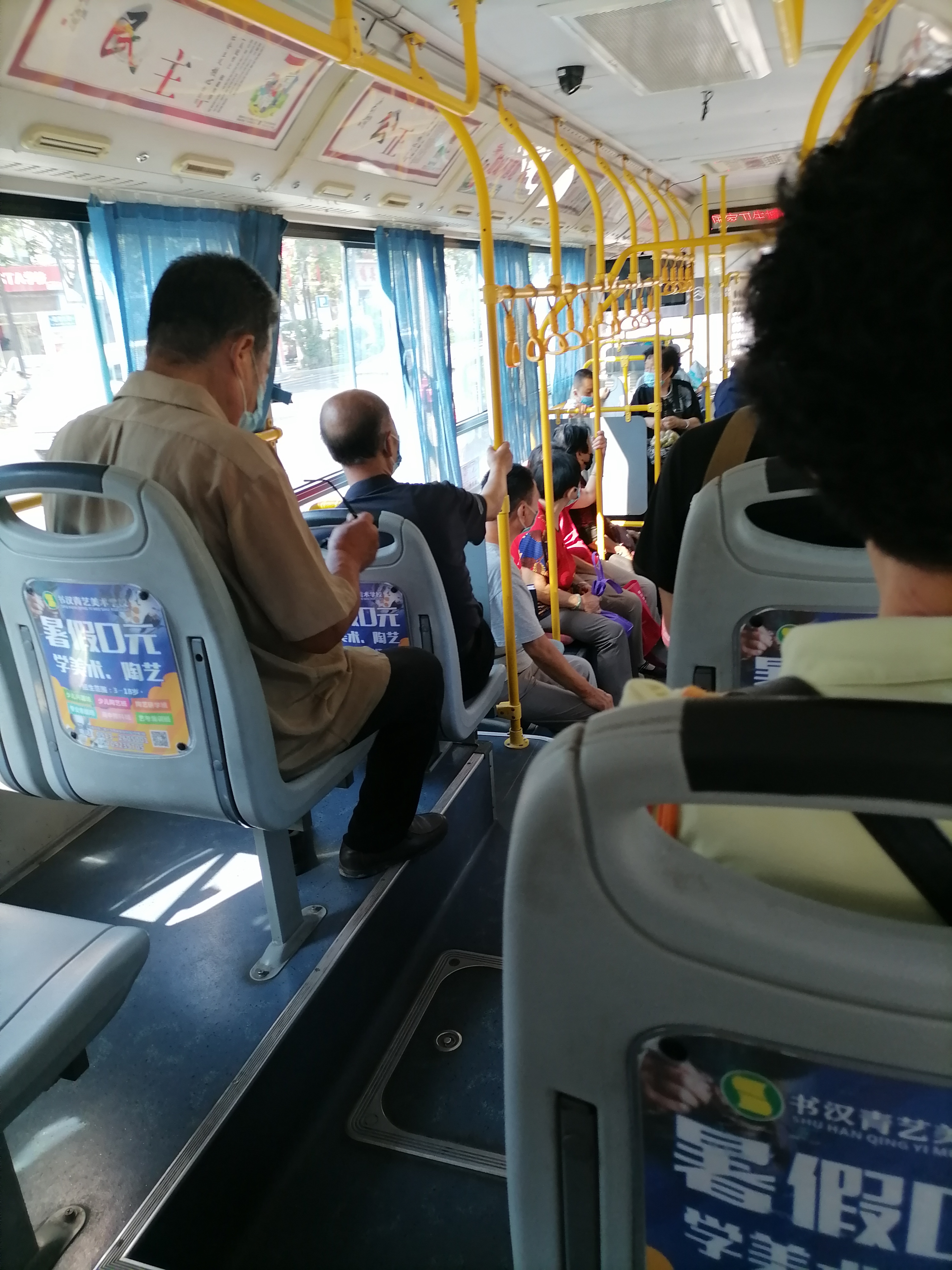 公共汽车内部图片坐人图片