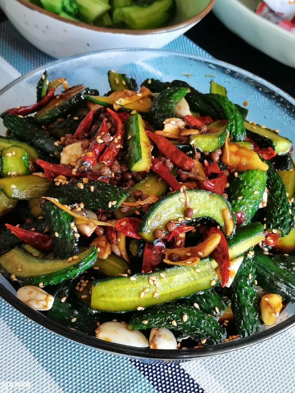 给渭南的乡党们分享一下麻辣酱香的小黄瓜的做法