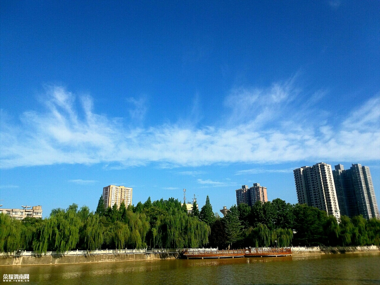 一組渭南沋河公園美景分享給大家,碧水藍天,讓人不由沉醉其中