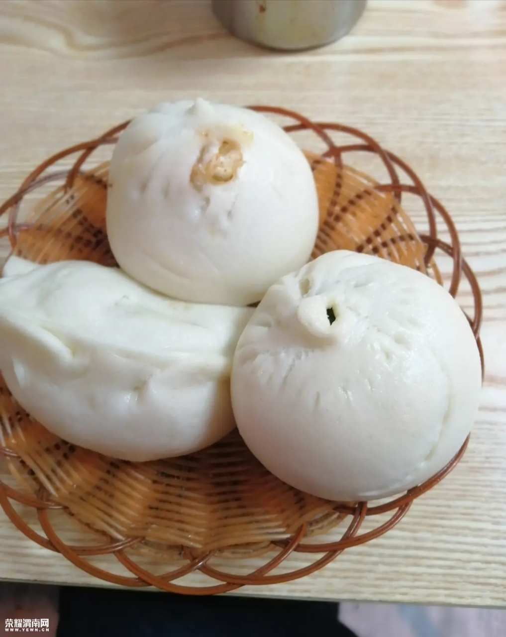 今早咥渭南的时辰包子!大油包子配上油泼辣子,味道别提多好了